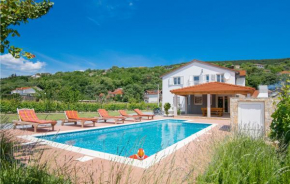 Stunning home in Prolozac with WiFi and 5 Bedrooms